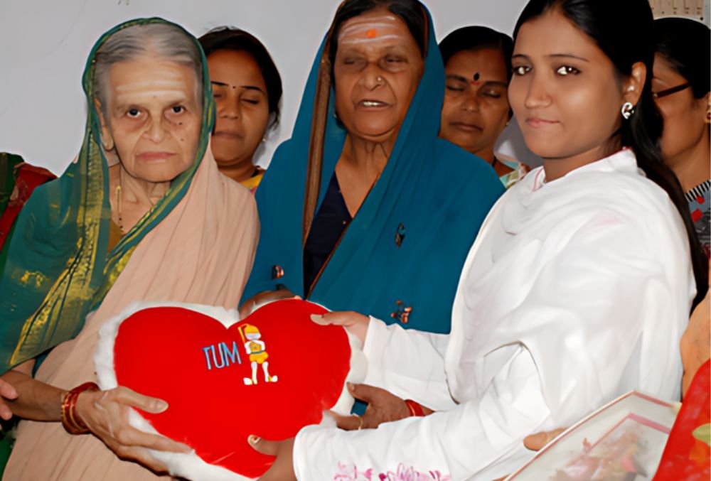 adhar-vishwastha-sanstha-solapur-donate-food-to-old-age-home